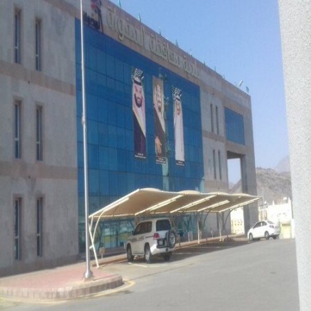 مظلات مواقف العمائر السكنية بالمدينة المنورة – تصميم وتنفيذ مواقف منظمة