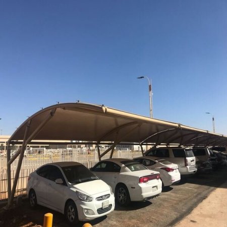 تنفيذ مشروع مظلات حسب عدد المواقف بالمدينة المنورة